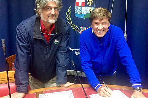 Gianni Morandi e la firma per il concerto con il Sindaco Marco Simeone
